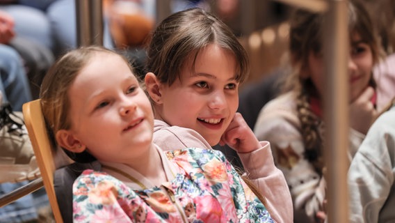 Schülerinnen und Schüler erleben im Rolf-Liebermann-Studio die Musik von Komponist György Ligeti beim Mitmach-Konzert. © NDR, Marcus Krüger Foto: Marcus Krüger