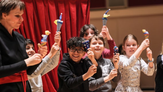 Schülerinnen und Schüler erleben im Rolf-Liebermann-Studio die Musik von Komponist György Ligeti beim Mitmach-Konzert. © NDR, Marcus Krüger Foto: Marcus Krüger