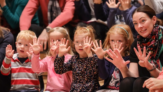 Kinder und ihre Eltern beim Familienkonzert © Marcus Krüger Foto: Marcus Krüger