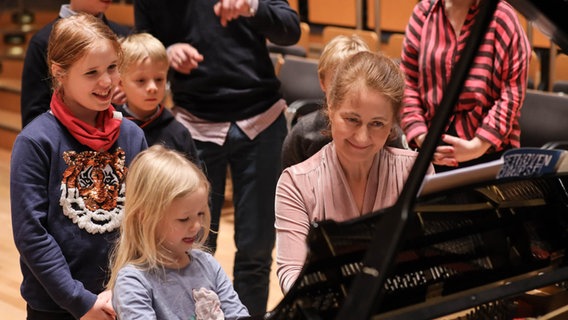 Pianistin Ulrike Payer mit Kindern beim Familienkonzert © Marcus Krüger Foto: Marcus Krüger