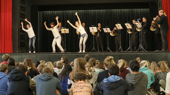 Große Pause mit Gershwin am Walddörfer Gymnasium in Hamburg. © NDR Foto: Marcus Krüger