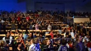 Konzertszene: Schulkinder singen und tanzen in den Stuhlreihen im Rolf-Liebermann-Studio. © NDR 