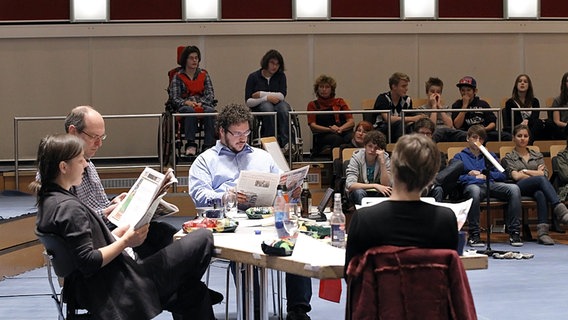 Musiker mit Zeitungen, Chipstüten, Bierflaschen und Gläsern an einem Tisch im Rolf-Liebermann-Studio © NDR Foto: Marcus Krueger