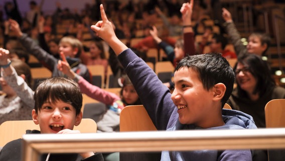 Schülerinnen und Schüler erleben im Rolf-Liebermann-Studio die Musik von Komponist György Ligeti beim Mitmach-Konzert. © NDR, Marcus Krüger Foto: Marcus Krüger