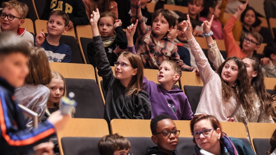 Schülerinnen und Schüler erleben im Rolf-Liebermann-Studio die Musik von Komponist György Ligeti beim Mitmach-Konzert. © NDR, Marcus Krüger Foto: Marcus Krüger