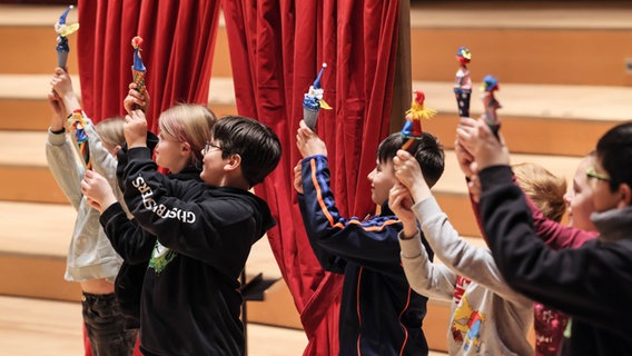 Schülerinnen und Schüler erleben im Rolf-Liebermann-Studio die Musik von Komponist György Ligeti beim Mitmach-Konzert. © NDR, Marcus Krüger Foto: Marcus Krüger