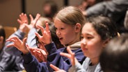 Schülerinnen und Schüler erleben im Rolf-Liebermann-Studio die Musik von Komponist György Ligeti beim Mitmach-Konzert. © NDR, Marcus Krüger Foto: Marcus Krüger