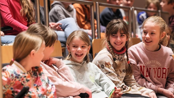 Schülerinnen und Schüler erleben im Rolf-Liebermann-Studio die Musik von Komponist György Ligeti beim Mitmach-Konzert. © NDR, Marcus Krüger Foto: Marcus Krüger