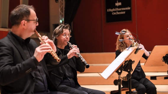 Mitglieder des Bläserquintetts des NDR Elbphilharmonie Orchesters spielen im Rolf-Liebermann-Studio Musik von Komponist György Ligeti beim Mitmach-Konzert. © NDR, Marcus Krüger Foto: Marcus Krüger