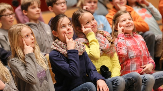 Kinder machen Bewegungen mit bei der Mit-Mach-Musik. © NDR Foto: Marcus Krüger