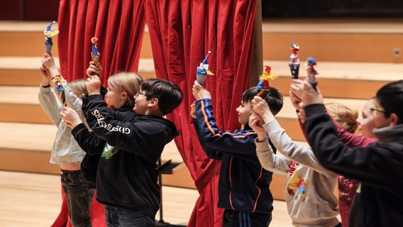 NDR Mit-Mach-Konzert: Kinder mit Handpuppen stehen vor einem roten Vorhang © Marcus Krüger Foto: Marcus Krüger
