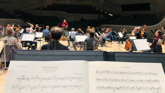 Blick hinter die Kulissen der Elbphilharmonie: Das NDR EO bei der Probe mit Maestro Herbert Blomstedt im Dezember 2020. © NDR EO Foto: Uwe Leonbacher