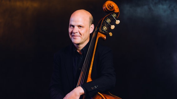 Ekkehard Beringer, Solo-Bassist des NDR Elbphilharmonie Orchesters © NDR, Jewgeni Roppel Foto: Jewgeni Roppel