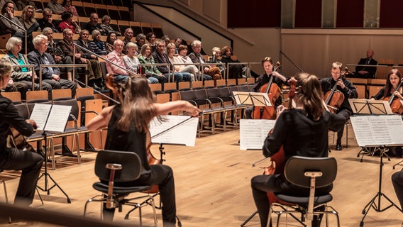 Cellisten spielen vor Publikum. © NDR 