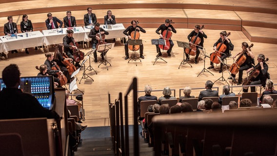 Von oben betrachtet: Die Elph-Cellisten sitzen im Halbrund. © NDR 