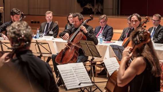 Cellisten spielen, im Hintergrund Konferenztische. © NDR 