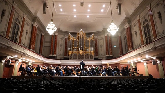 Das NDR Elbphilharmonie Orchester spielt auf der Bühne im Stadtcasino Basel. © NDR Foto: Heidi Meyer