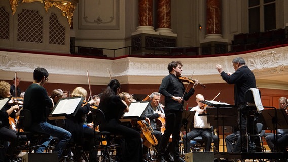 Joshua Bell und Alan Gilbert mit dem NDR Elbphilharmonie Orchester auf der Bühne im Stadtcasino Basel. © NDR Foto: Heidi Meyer