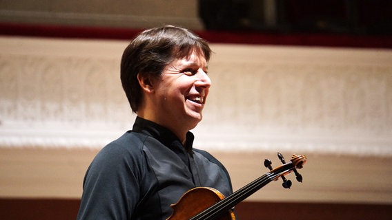 Joshua Bell auf der Bühne im Stadtcasino Basel. © NDR Foto: Heidi Meyer