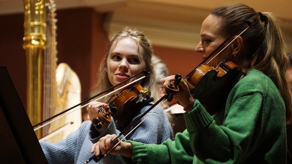 Die zweiten Geigen des NDR Elbphilharmonie Orchesters auf der Bühne im Stadtcasino Basel. © NDR Foto: Heidi Meyer