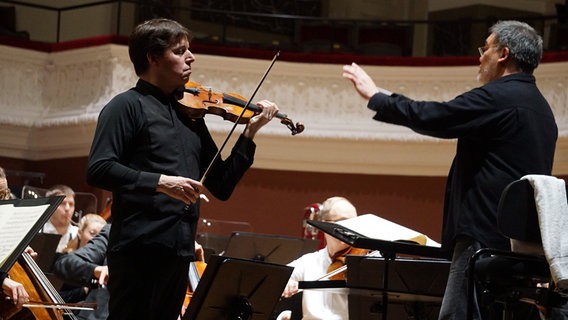 Dirigent Alan Gilbert und Violinist Joshua Bell mit dem NDR Elbphilharmonie Orchesters auf der Bühne im Stadtcasino Basel. © NDR Foto: Heidi Meyer