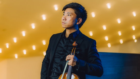 Erik Wenbo Xu, Stellvertretender Solo-Bratschist des NDR Elbphilharmonie Orchesters © NDR, Jewgeni Roppel Foto: Jewgeni Roppel