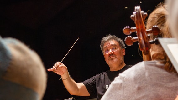 Alan Gilbert dirigiert © NDR Foto: Daniel Tomann-Eickhoff