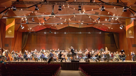 Das NDR Elbphilharmonie Orchester auf der Bühne der Heinrich-Lades-Halle in Erlangen © NDR Foto: Daniel Tomann-Eickhoff
