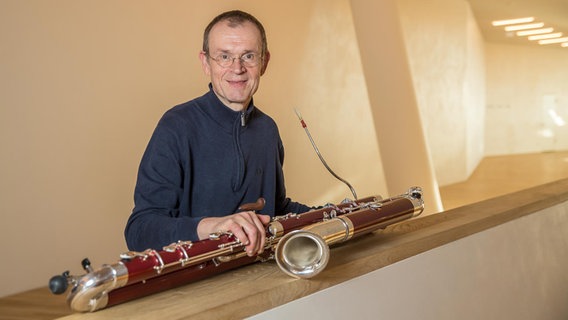 Kontrafagottist Björn Groth im Foyer der Elbphilharmonie Hamburg. © Axel Herzig Fotografie Foto: Axel Herzig