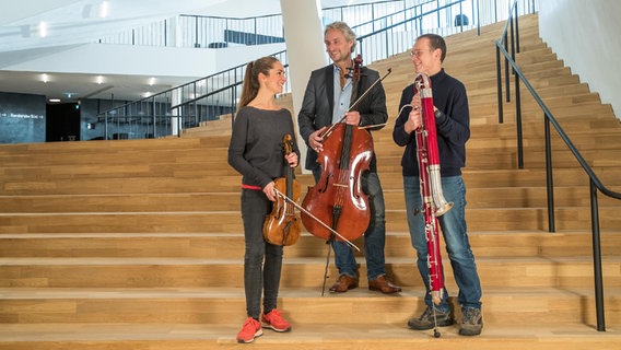 Aline Saniter, Sebastian Gaede und Björn Groth im Foyer der Elbphilharmonie (Musiker des NDR Elbphilharmonie Orchesters). © Axel Herzig Fotografie Foto: Axel Herzig
