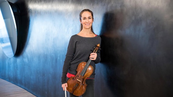 Bratschistin Aline Saniter im Durchgang auf der Elbphilharmonie-Plaza. © Axel Herzig Fotografie Foto: Axel Herzig