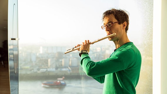 Flötist Daniel Tomann-Eickhoff, spielt sich im Stimmzimmer der Flötisten ein. © Axel Herzig Fotografie Foto: Axel Herzig