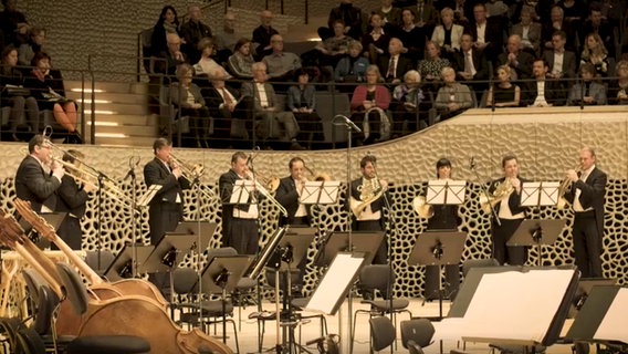 Screenshot: Bläser des NDR Elbphilharmonie Orchesters spielen in der Elbphilharmonie. © NDR 
