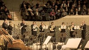 Screenshot: Bläser des NDR Elbphilharmonie Orchesters spielen in der Elbphilharmonie. © NDR 