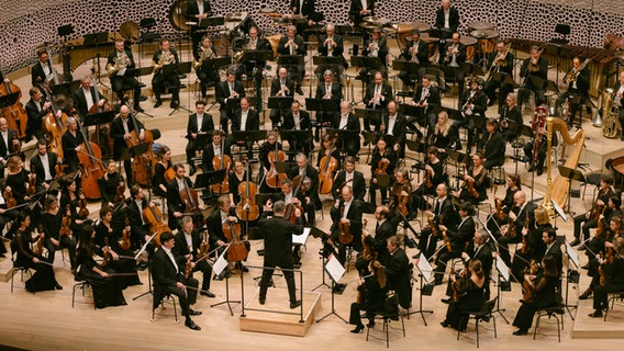 Alan Gilbert und das NDR Elbphilharmonie Orchester feiern in einem Festkonzert fünf Jahre Elbphilharmonie Hamburg. © Elbphilharmonie Hamburg Foto: Daniel Dittus