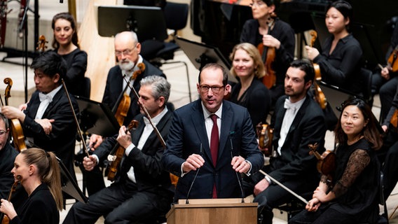 Christoph Lieben-Seutter, Generalintendant der Laeiszhalle und Elbphilharmonie in Hamburg, richtet ein paar Grußworte an die Besucher des Festkonzerts. © Elbphilharmonie Hamburg Foto: Sophie Wolter