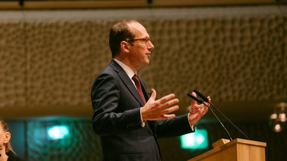 Christoph Lieben-Seutter, Generalintendant der Laeiszhalle und Elbphilharmonie in Hamburg, richtet ein paar Grußworte an die Besucher des Festkonzerts. © Elbphilharmonie Hamburg Foto: Daniel Dittus