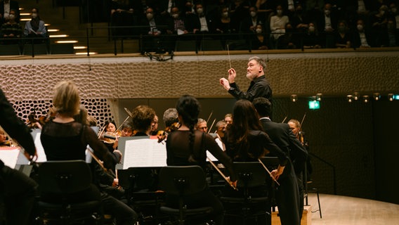 Alan Gilbert und das NDR Elbphilharmonie Orchester feiern in einem Festkonzert fünf Jahre Elbphilharmonie Hamburg. © Elbphilharmonie Hamburg Foto: Daniel Dittus