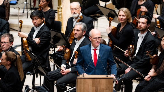 Festredner beim Jubiläumskonzert der Elbphilharmonie: Hamburgs Erster Bürgermeister Peter Tschentscher. © Elbphilharmonie Hamburg Foto: Sophie Wolter