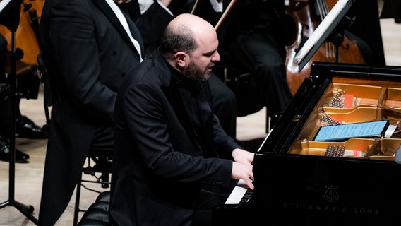 Pianist Kirill Gerstein spielt auf der Bühne der Elphilharmonie beim Festkonzert. © Elbphilharmonie Hamburg Foto: Sophie Wolter