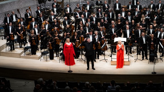 Die Sopranistinnen Anu und Piia Komsi mit dem NDR Elbphilharmonie Orchester und Alan Gilbert auf der Bühne der Elphilharmonie. © Elbphilharmonie Hamburg Foto: Sophie Wolter