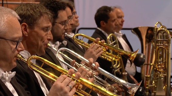 Konzertszene: Blechbläser des NDR Elbphilharmonie Orchesters bei der Eröffnung der Festspiele MV 2024 in der Wismarer St.-Georgen-Kirche © NDR Foto: Screenshot