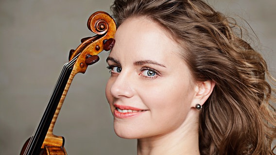 Violinistin Julia Fischer mit Geige im Porträt © Uwe Arens Foto: Uwe Arens