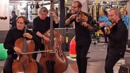 Das Ensemble "gstrings" spielt in einem Fitnessstudio. © NDR 