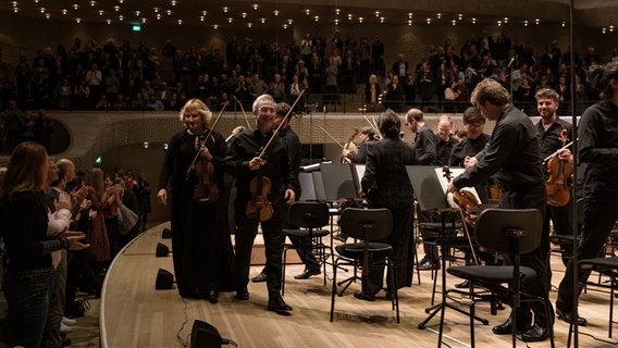 Standing Ovations nach der Uraufführung der "For Seasons" in der Elbphilharmonie Hamburg. Die Musiker verlassen die Bühne. © NDR Foto: Peter Hundert
