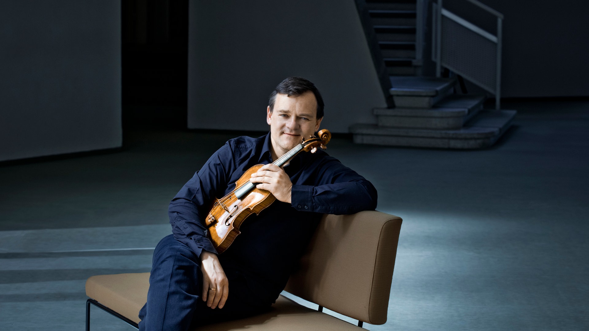 Frank Peter Zimmermann sitzend mit Geige in der Hand © Irène Zandel Foto: Irène Zandel