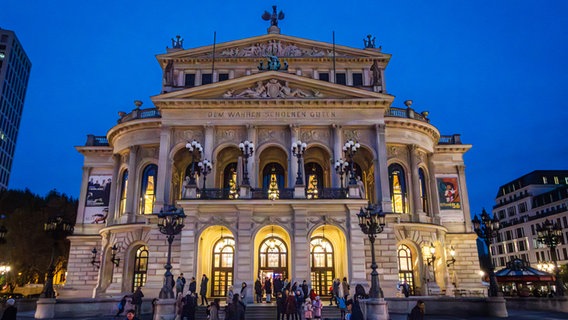 Außenansicht der Alten Oper in Frankfurt am Main bei Dämmerung. © NDR Foto: Daniel Tomann-Eickhoff