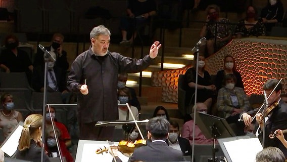 Screenshot: Alan Gilbert und das NDR Elbphilharmonie Orchester beim Eröffnungskonzert der Saison 2021/2022 im Großen Saal der Elbphilharmonie. © NDR Foto: Screenshot