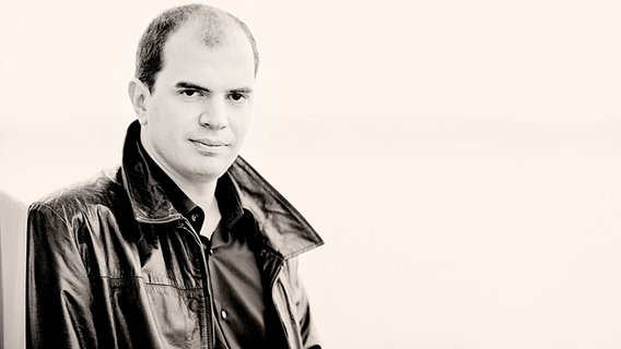 Pianist Kirill Gerstein im Schwarz-weiß-Porträt © Marco Borggreve 