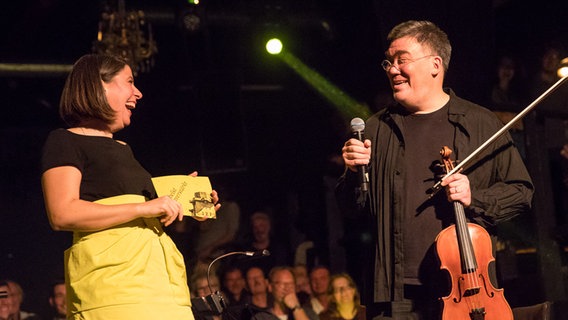 Amanda Kleinbart interviewt Alan Gilbert beim Kammerkonzert im Club. © NDR/Axel Herzig Foto: Axel Herzig